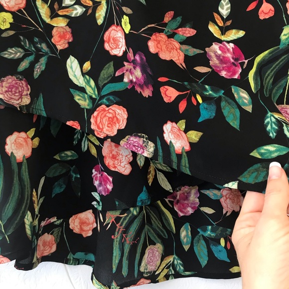 Chelsea & Theodore Black Painterly Floral Top - Picture 7 of 12
